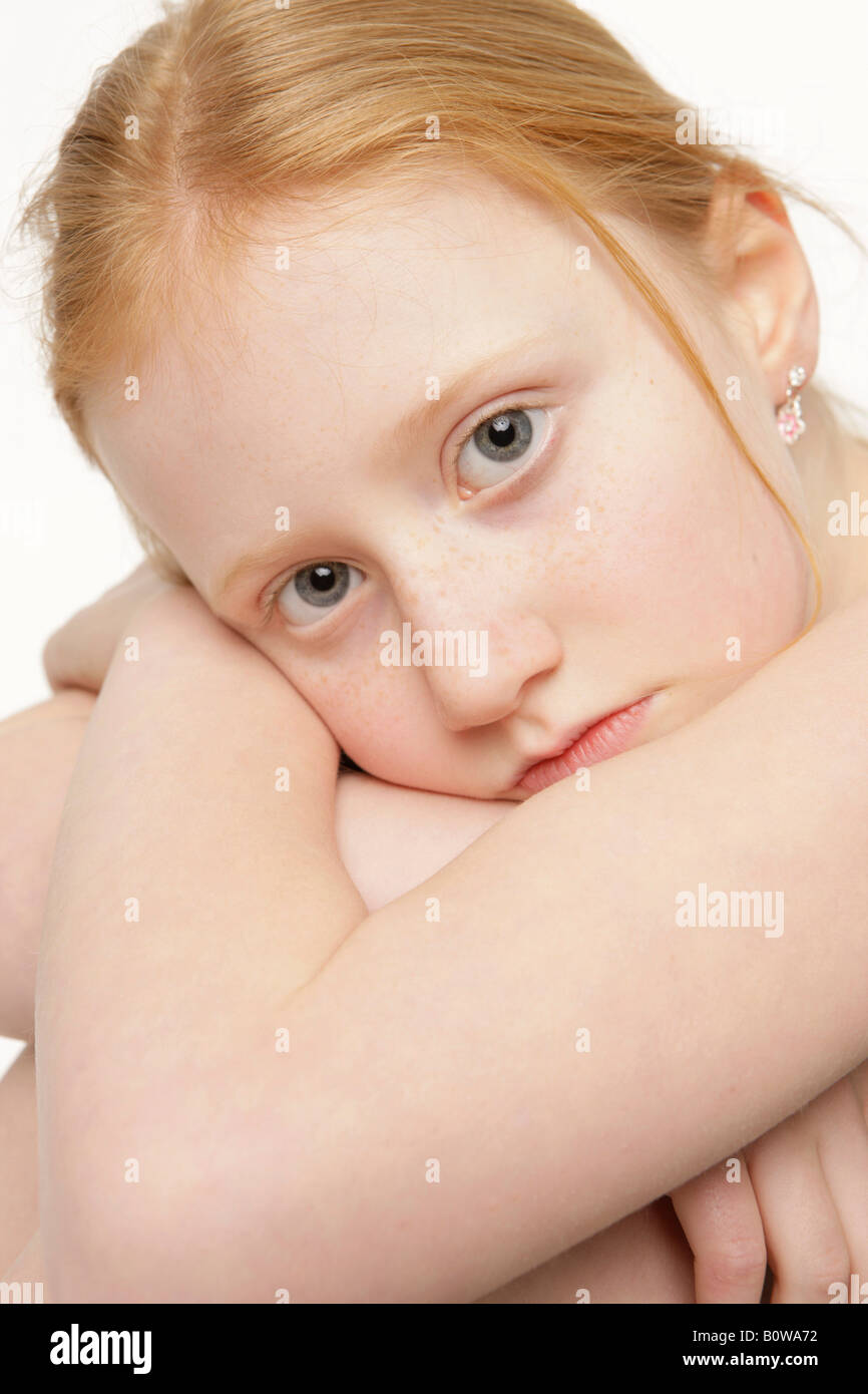 8 Jahre altes Mädchen, traurig Stockfoto