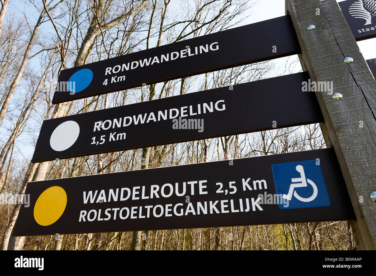 Walking Strecken Wegweiser in Niederländisch, einige geeignet für Rollstühle, Westhoven Palast in der Nähe von Domburg, Walcheren, Zeeland, Niederlande, Stockfoto