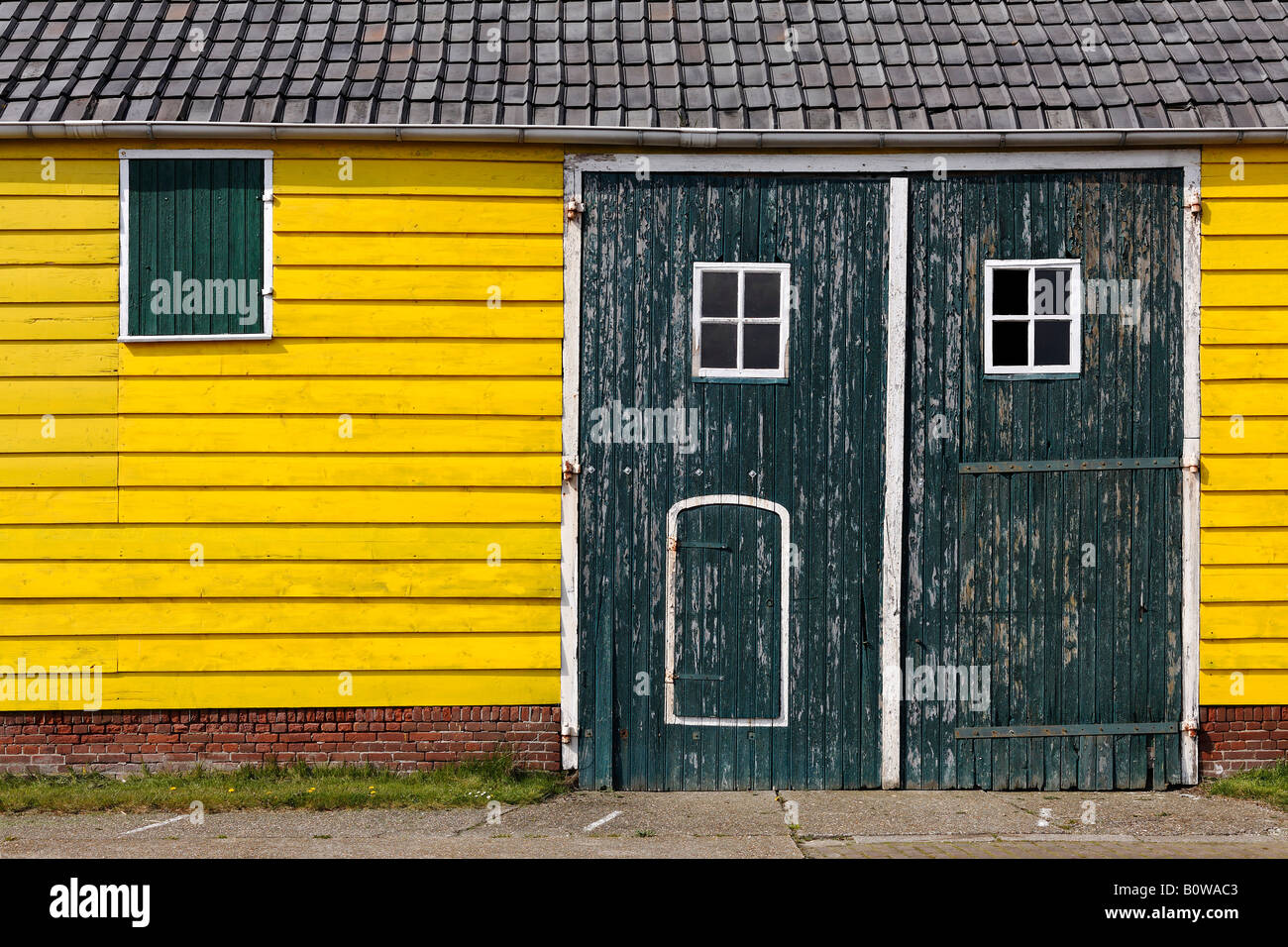 Leuchtend gelb lackiert alten Schuppen in der Nähe von Zoutelande, Walcheren, Zeeland, Niederlande Stockfoto