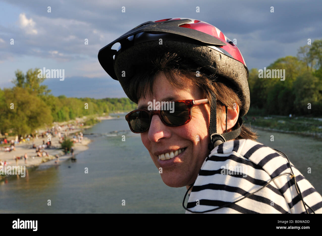 Frau mit Sonnenbrille und Fahrradhelm am Flaucher, ein Ableger der Isarauen, München, Oberbayern, Deutschland, Eur Stockfoto
