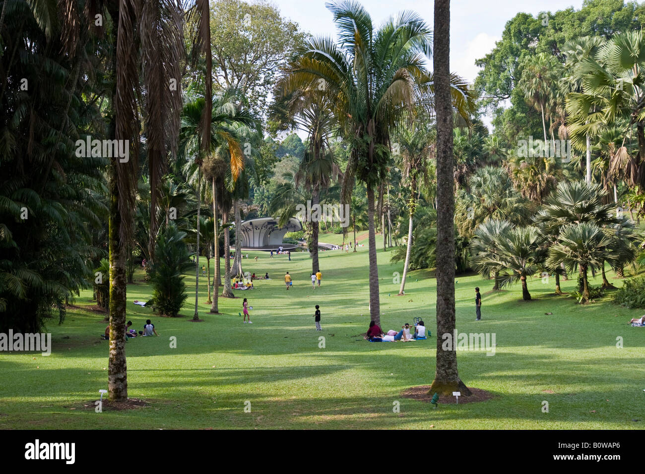 Junge Menschen genießen die Parklandschaft des Botanischen Gartens, National Obstgarten in Singapur, Südostasien Stockfoto