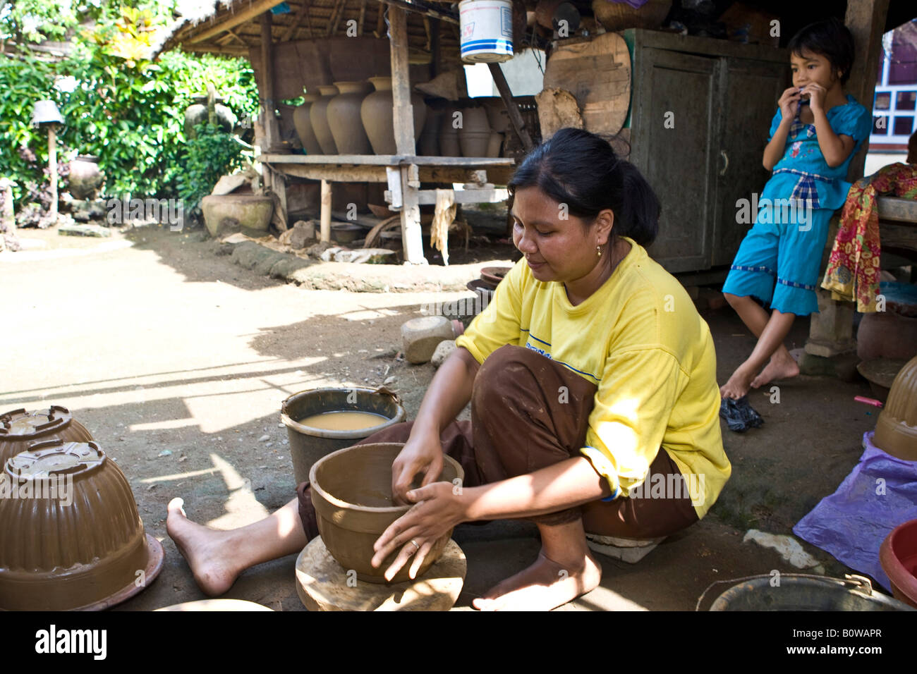 Frau basteln Kanope Ton in der traditionellen Methode, Banyumulek, Insel Lombok, kleinen Sunda-Inseln, Indonesien Stockfoto