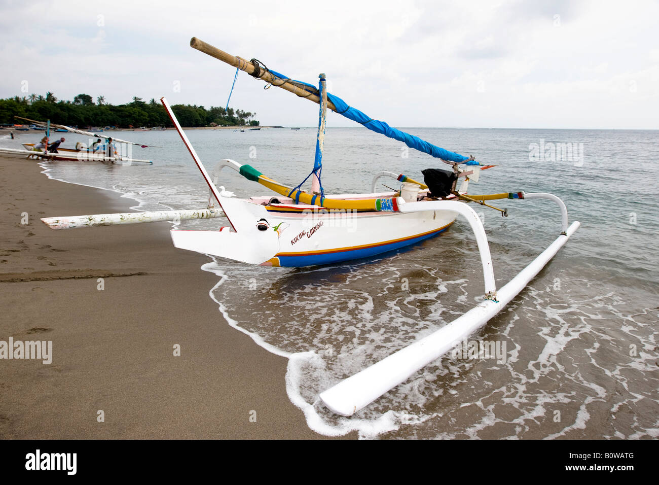 Angelboot/Fischerboot mit Auslegern gezogen auf den Strand der Insel Lombok, kleinen Sunda-Inseln, Indonesien ausgestattet Stockfoto