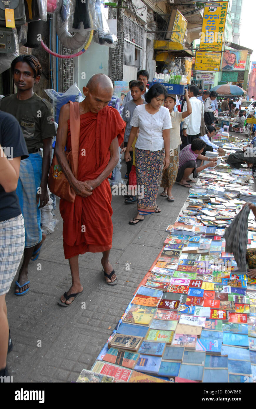 Bordsteinkante Buch verkaufen, Rangun, burma(myanmar) Stockfoto