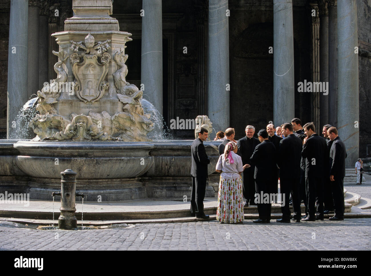 Frau betteln von Kleriker, Priester, Pantheon, Fontana di Pantheon, Piazza della Rotonda, Rom, Latium, Italien Stockfoto