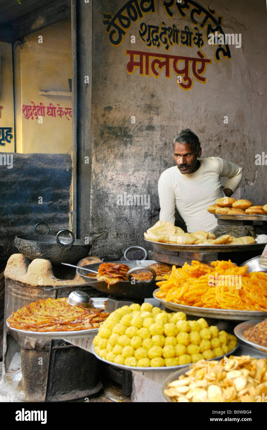 Garküche kochen, Anbieter bietet eine Auswahl an indischen Speisen, Pushkar, Rajasthan, Indien Stockfoto