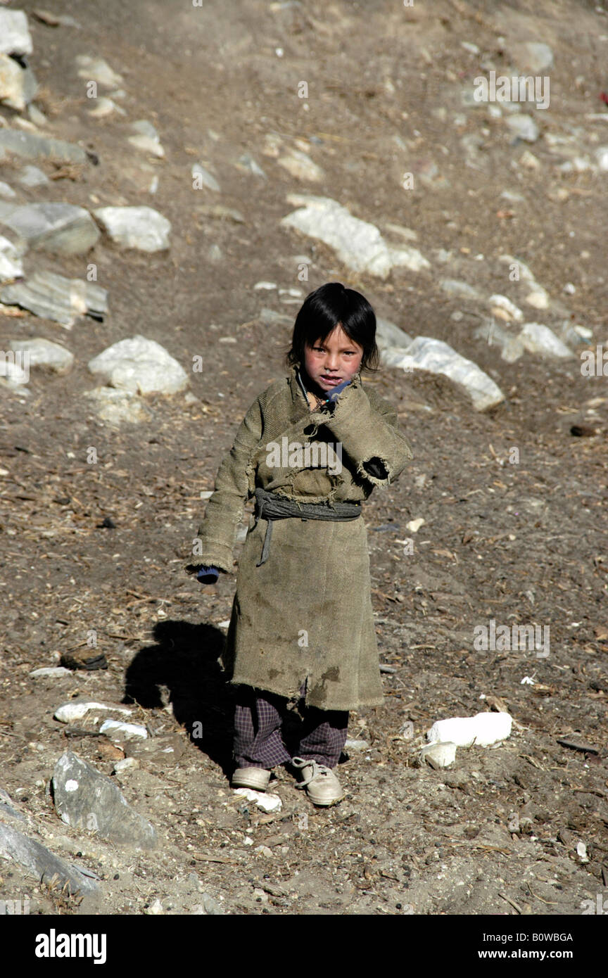 Kleines Mädchen, gekleidet in schmutzigen Sack Tuch, Jhunum Nar-Phu Annapurna Region, Nepal, Asien Stockfoto