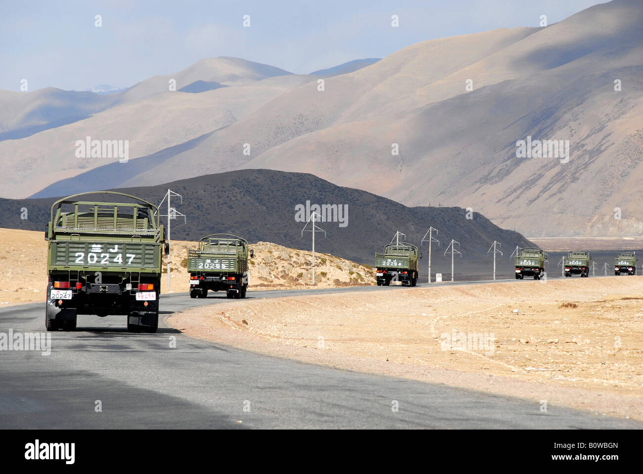 Chinesische Militär LKW-Konvoi fahren auf einer asphaltierten Straße in Tibet, Asien Stockfoto