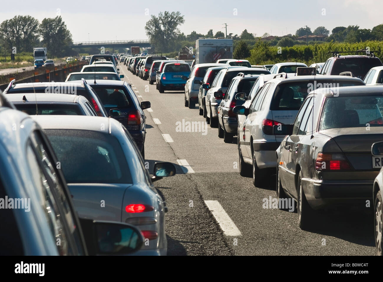 Stau im Urlaub auf einer italienischen Autobahn, Autobahn, Italien, Europa Stockfoto