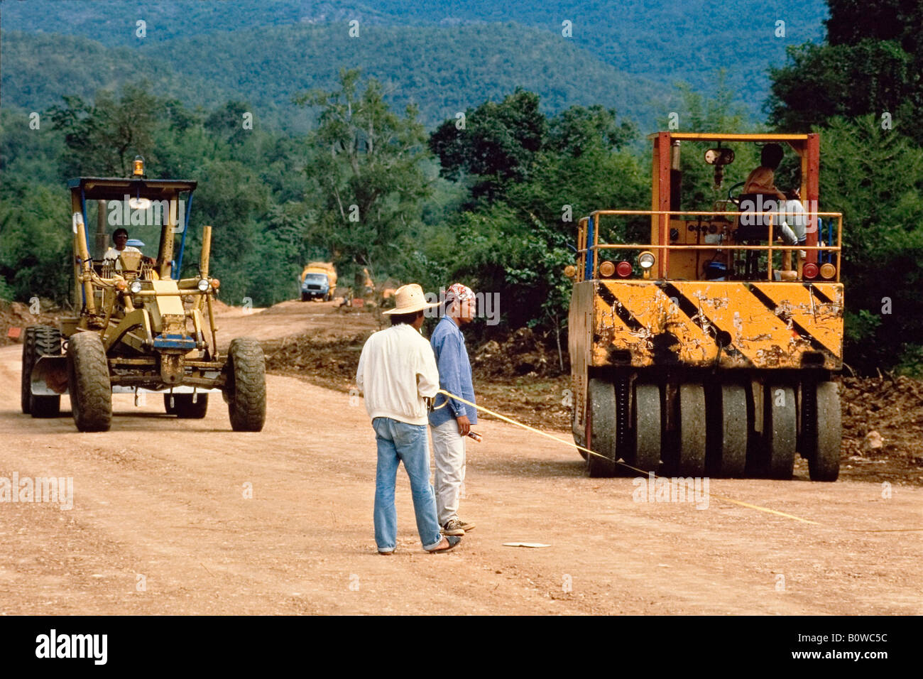 Bau einer Straße durch einen Regenwald, Thailand, Südostasien Stockfoto