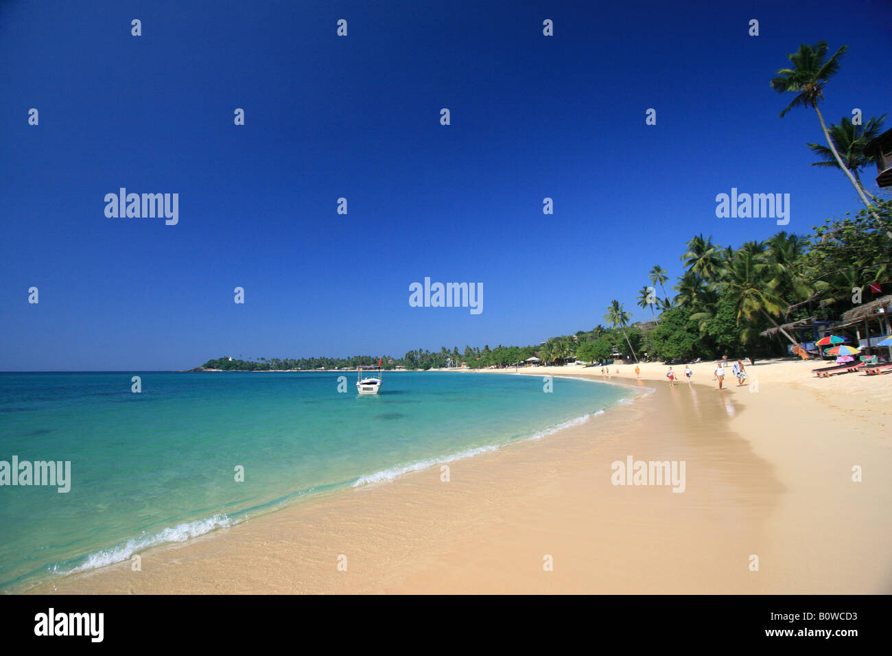 Touristen auf Unnawatuna Strand in der Nähe von Galle, Sri Lanka. Stockfoto