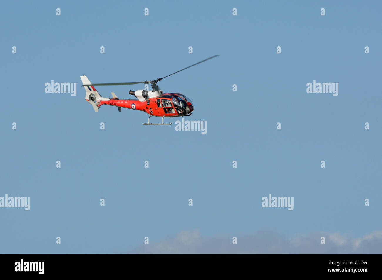 Kleine rote Hubschrauber fliegen im blauen Himmel Potton Bedfordshire Stockfoto