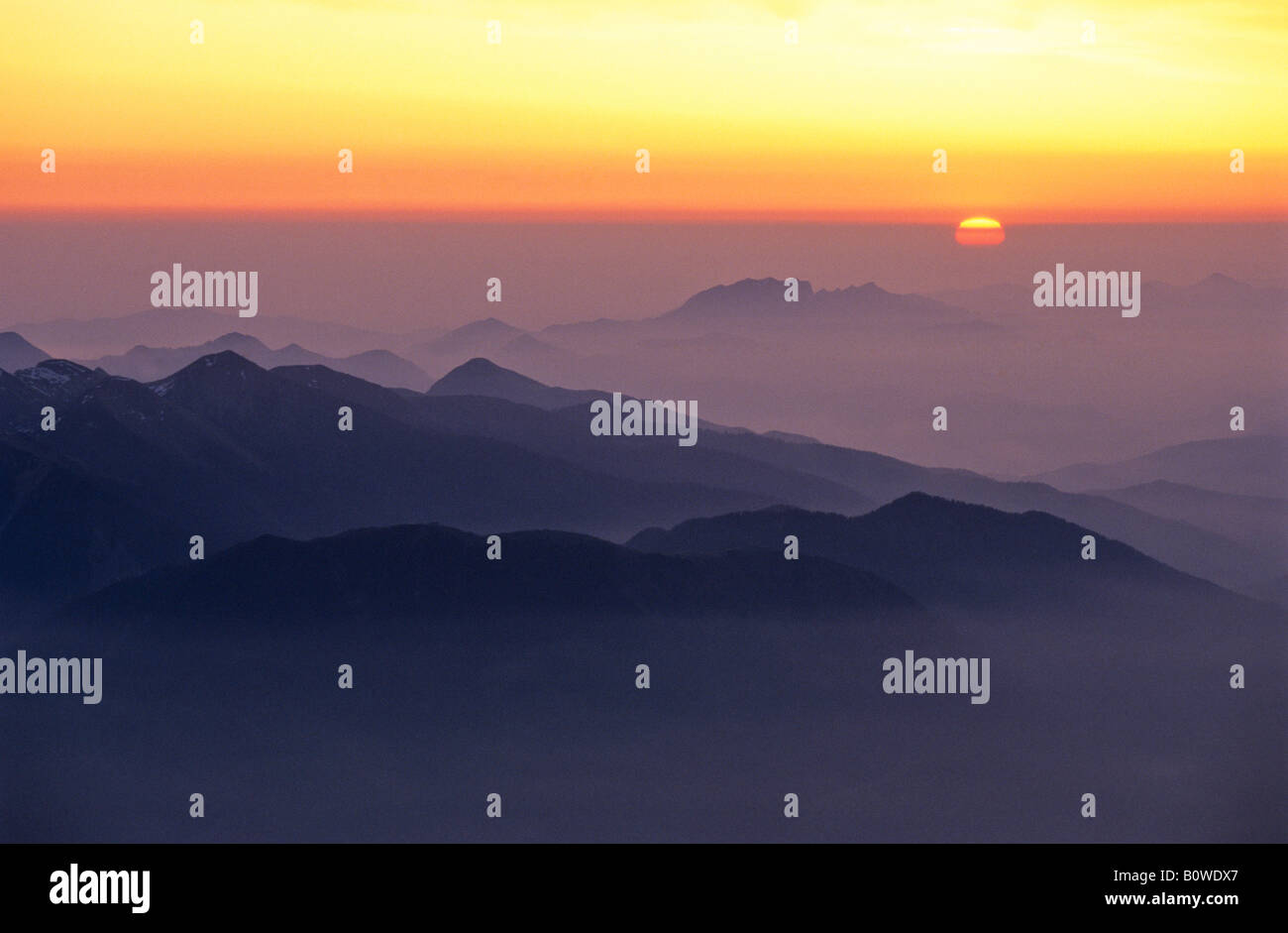 Sonnenuntergang über den Bergen, Blick vom Mt. Zugspitze, Bayern, Deutschland, Europa Stockfoto