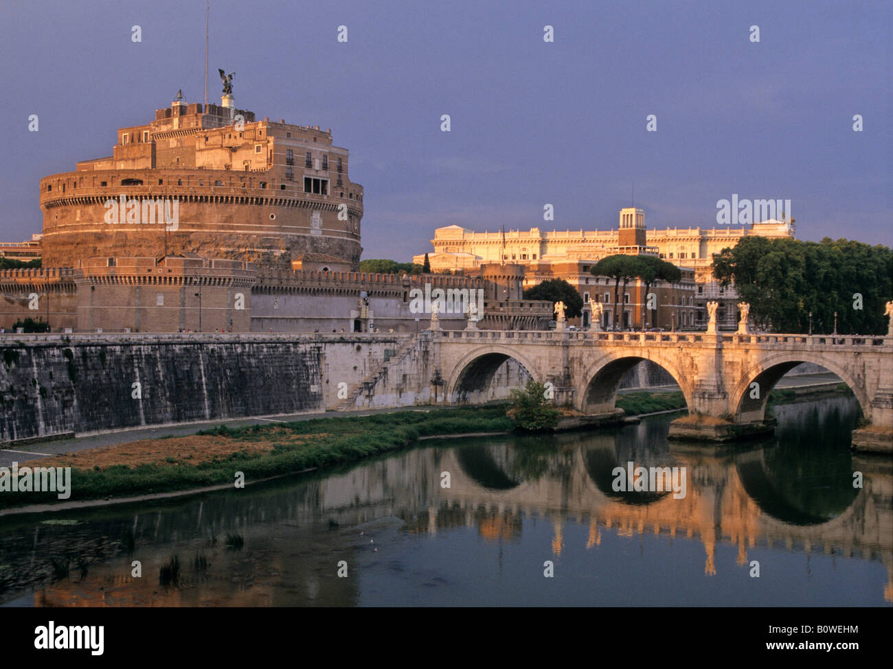 Engels Burg, Engels-Brücke, Law Courts (hinten), Rom, Latium, Italien Stockfoto