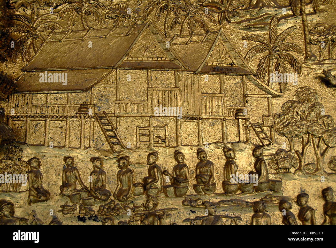 Vergoldeten Holzschnitzereien, Darstellung des ländlichen Lebens, Wat Mai Tempel, Luang Prabang, Laos, Südostasien Stockfoto