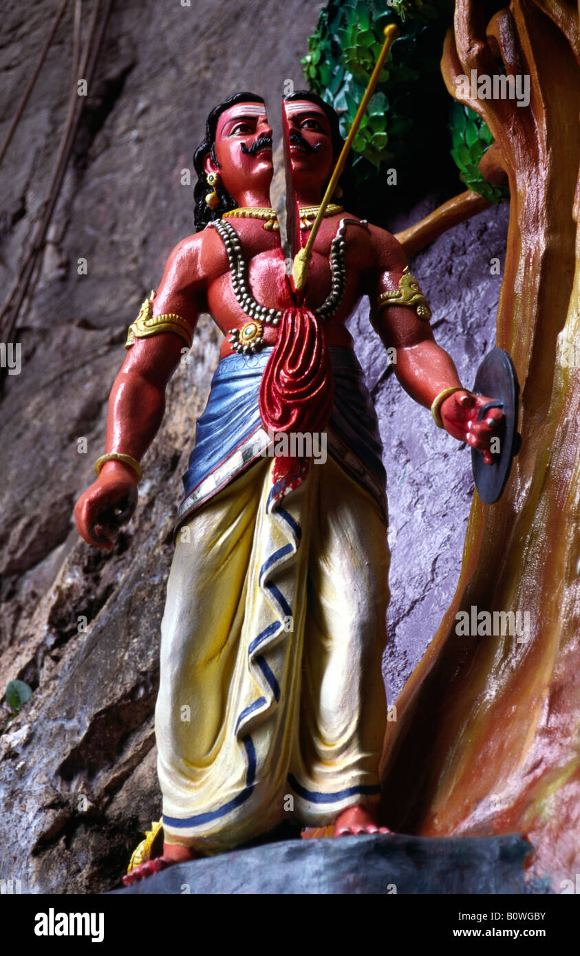 Statue, die eine Szene aus der hinduistischen Mythologie. BatuHöhlen