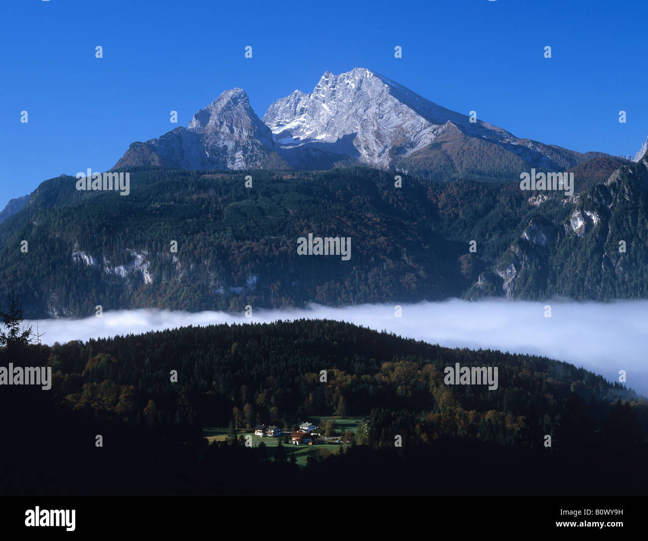 am frühen Morgennebel mit Dorf in Berchtesgaden, Deutschland Stockfoto