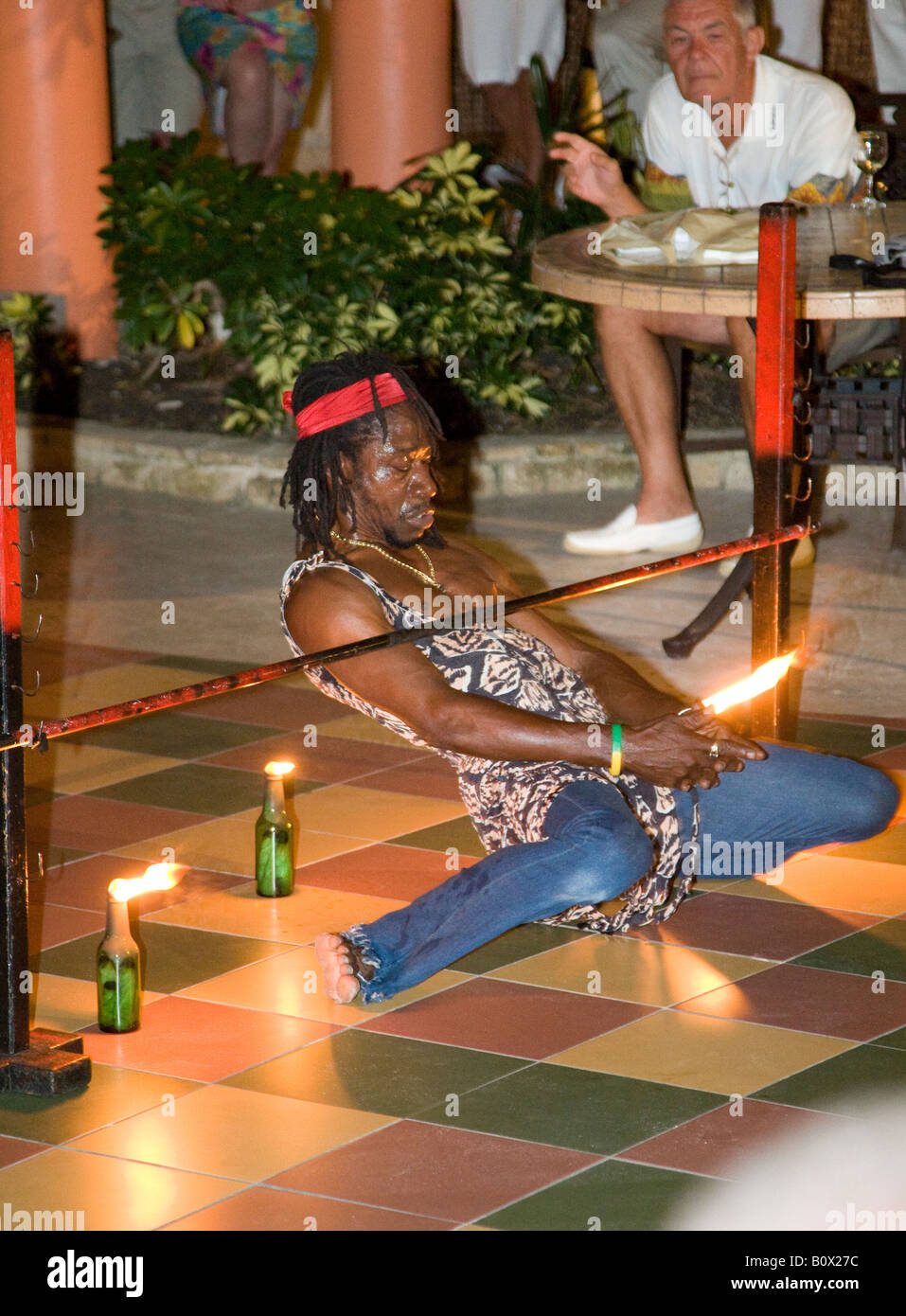 Limbo-Tänzer führt in die Karibik Insel Antigua Stockfoto