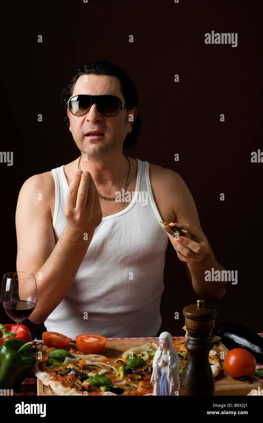 Stereotypen Italiener Pizza essen und Gestikulieren mit hand Stockfoto
