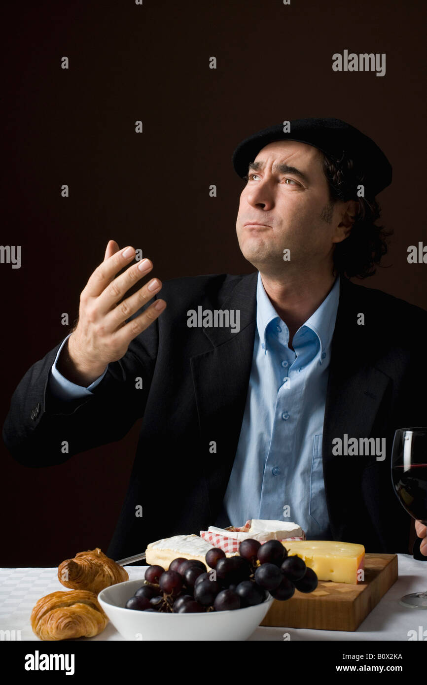 Stereotype französischer Mann mit Stereotypen französisches Essen Stockfoto