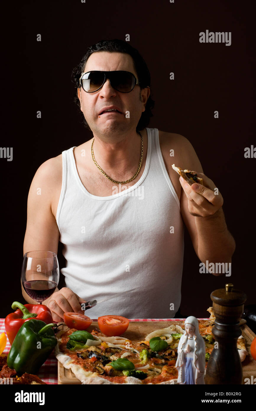 Stereotypen Italiener Pizza essen und hielt ein Messer Stockfoto, Bild
