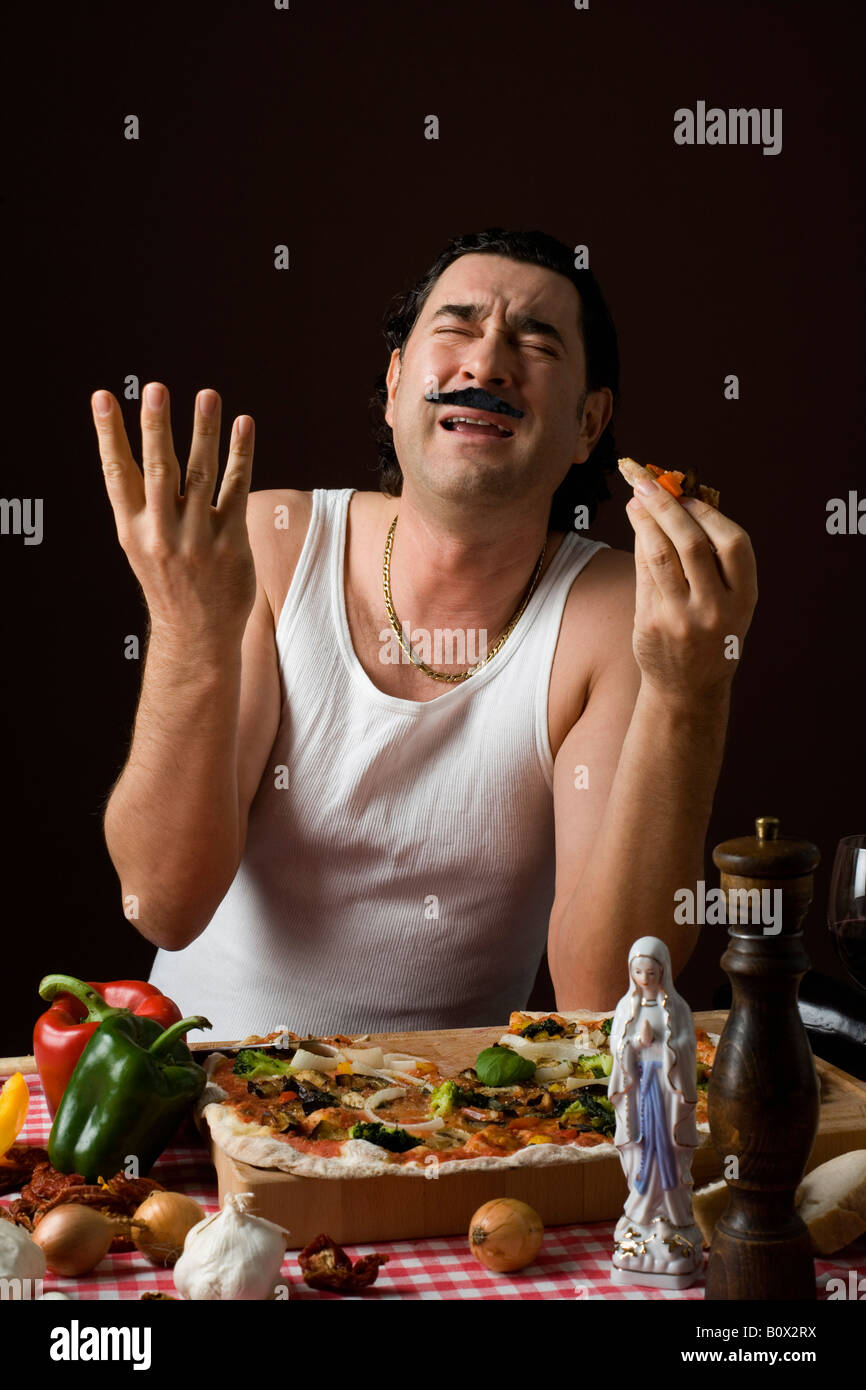 Stereotypen Italiener Pizza essen und Gestikulieren mit seiner hand Stockfoto