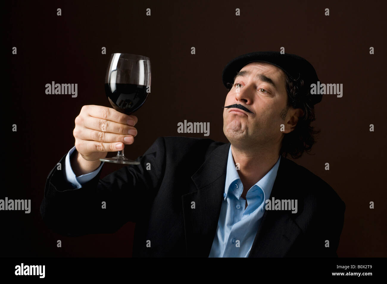 Eine stereotype französischer Mann starrte auf ein Glas Rotwein Stockfoto