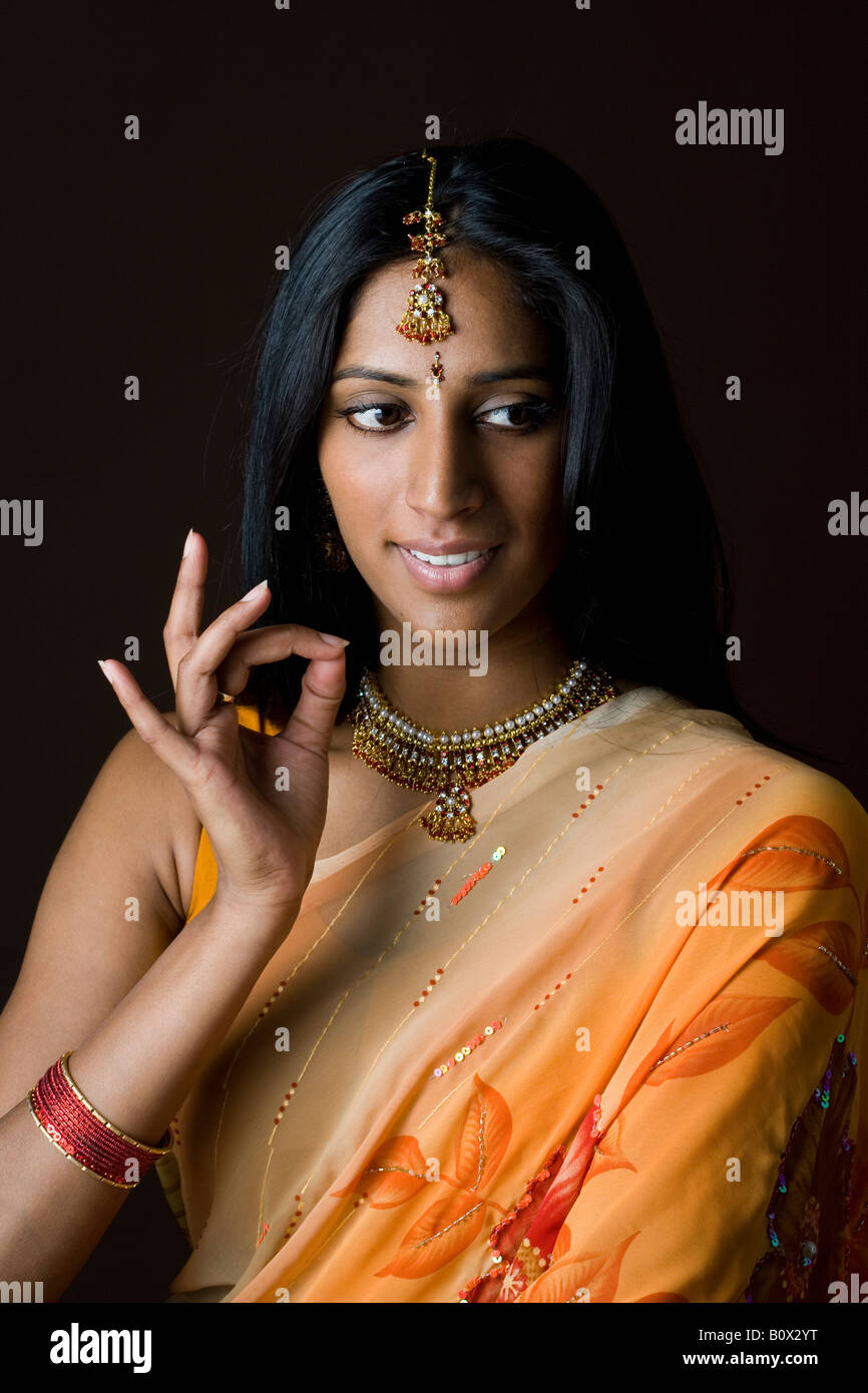 Eine Frau, die traditionelle indische Kleidung Stockfoto