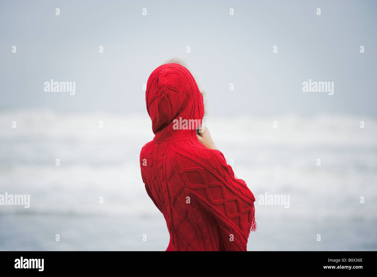Rückansicht einer Frau trägt ein rotes Kapuzen top Stockfoto