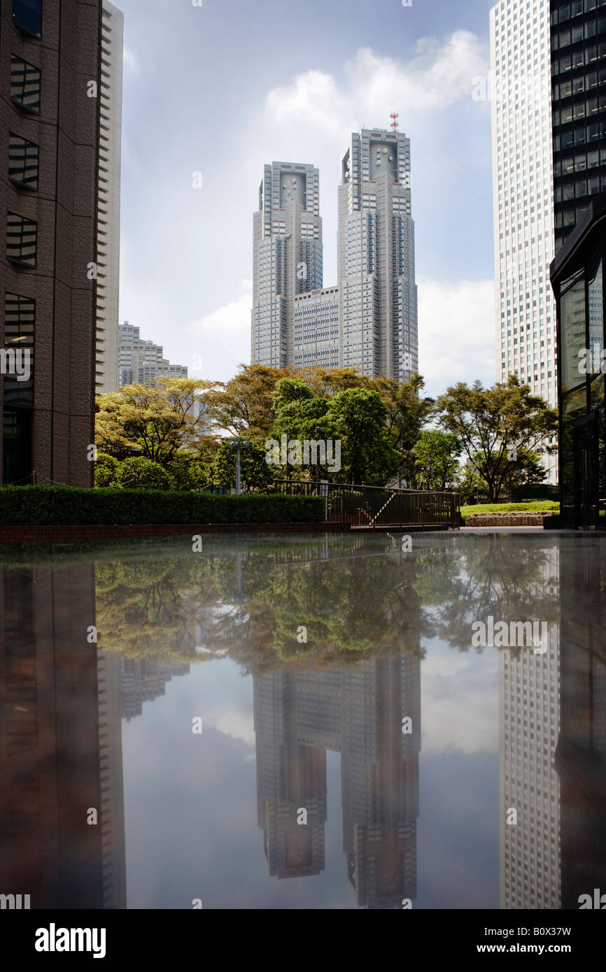 Wolkenkratzer, die über einen Teich in Tokio, Japan Stockfoto