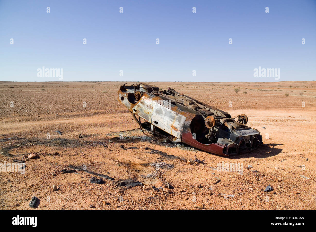 A Auto in einer Wüste ausgebrannt Stockfoto