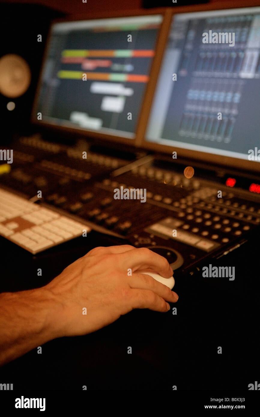 Eine menschliche Hand mit sound Recording-equipment Stockfoto
