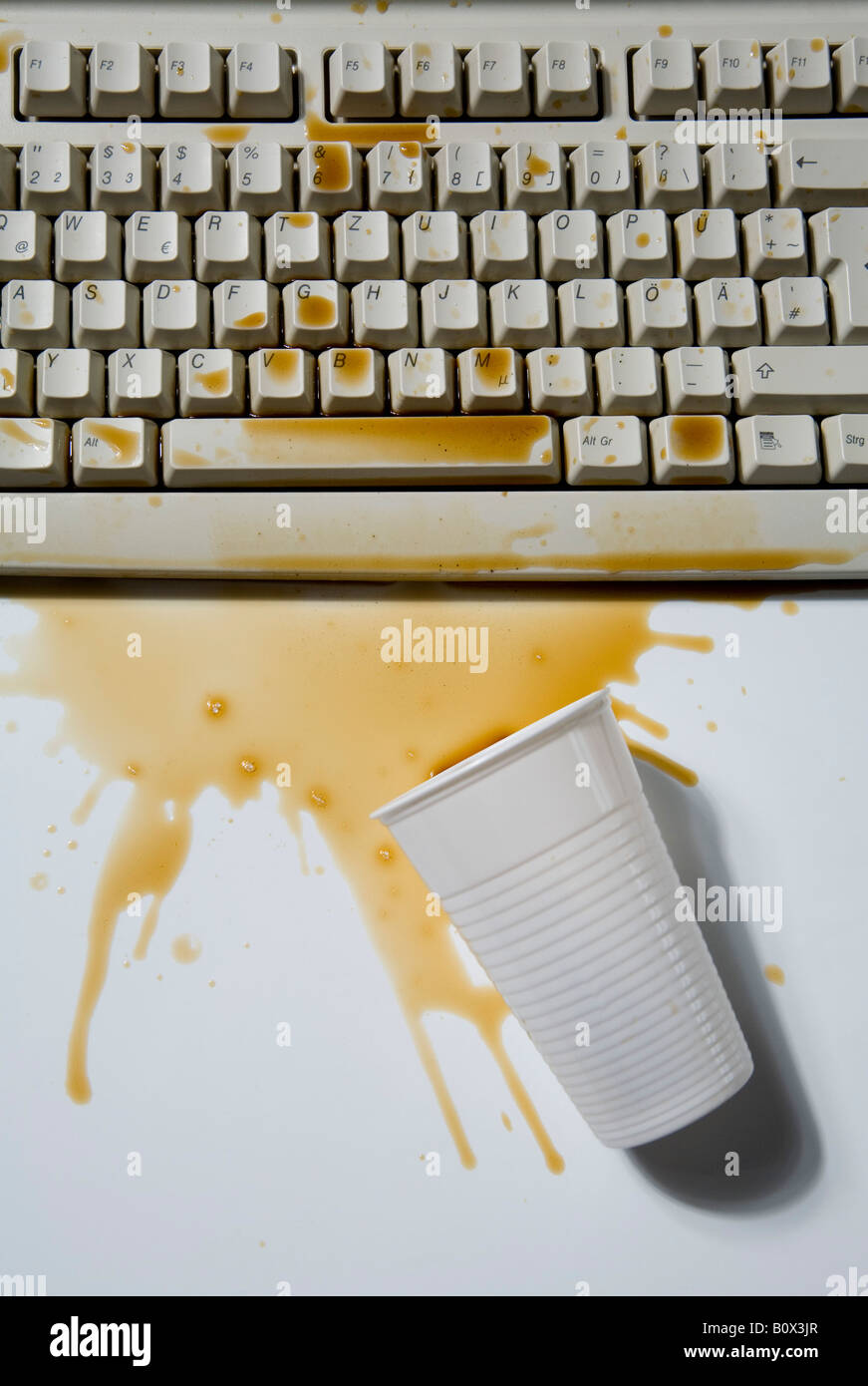 Verschütteter Kaffee auf einer Computertastatur Stockfoto