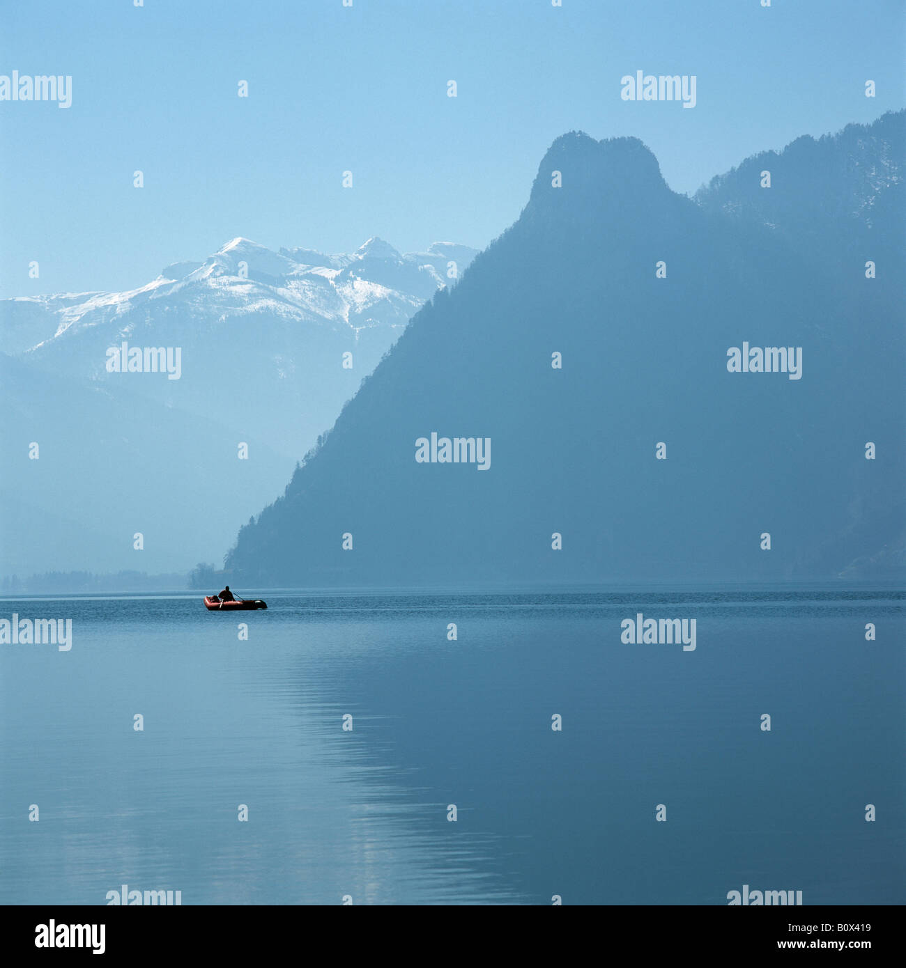 Unerkennbar Person in ein Schlauchboot, Traunsee, Salzkammergut, Österreich Stockfoto