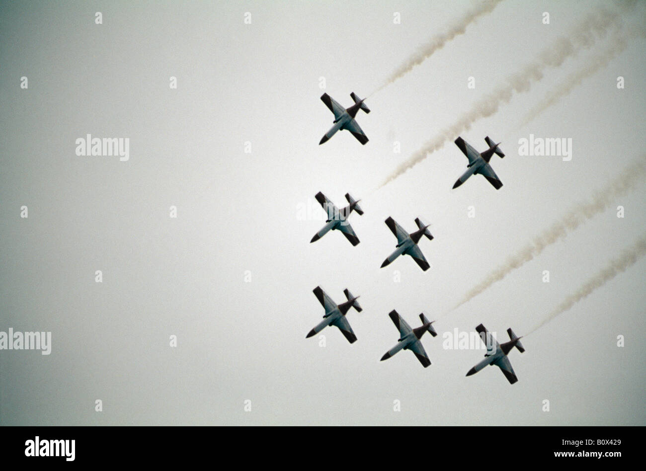 Mittelgroße Ansammlung an militärische Flugzeuge fliegen in Formation, Österreich Stockfoto