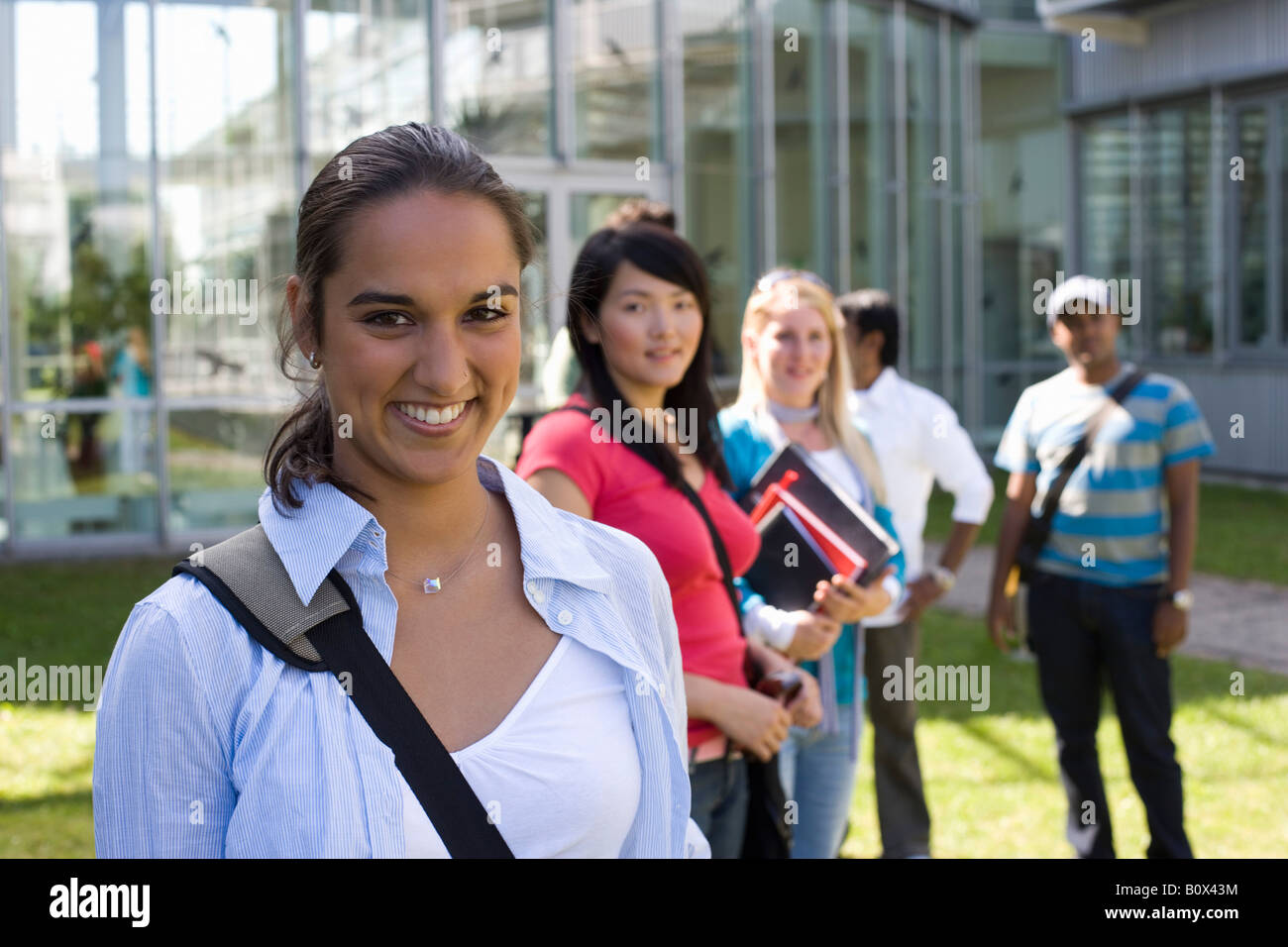 Studenten auf dem campus Stockfoto