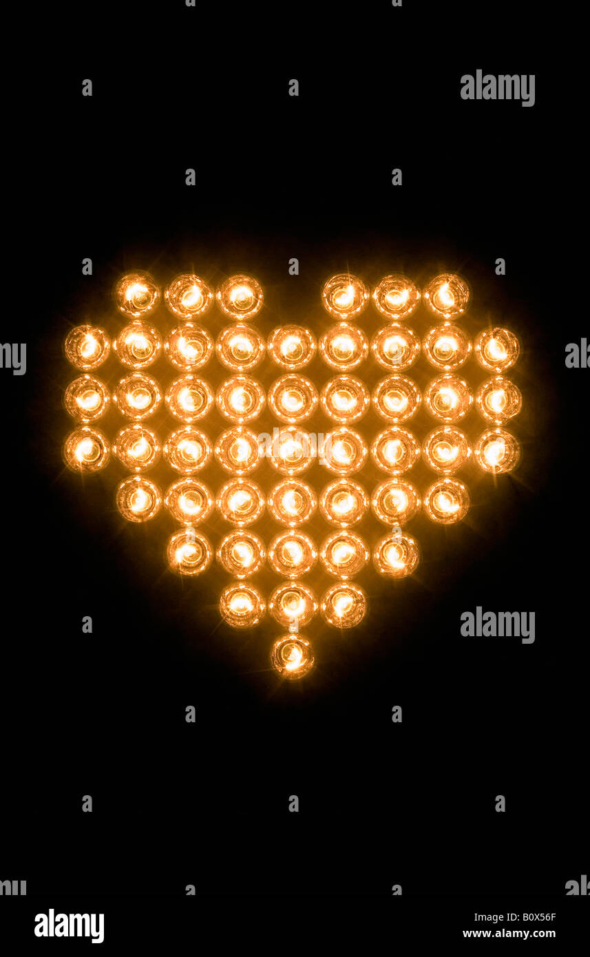 Herzsymbol gemacht mit beleuchteten Glühbirnen Stockfoto