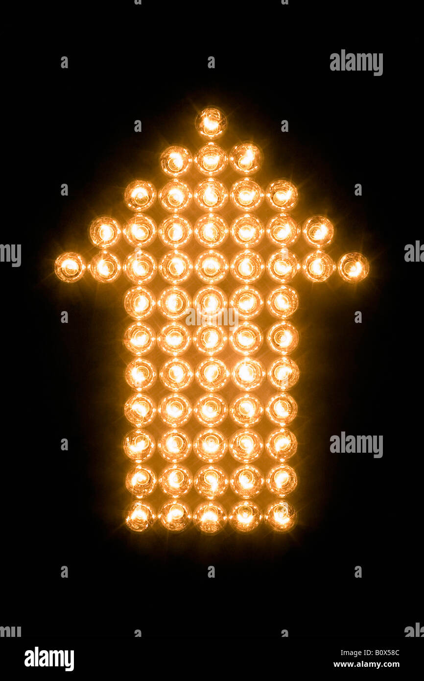 Pfeil-Symbol gemacht mit beleuchteten Glühbirnen Stockfoto