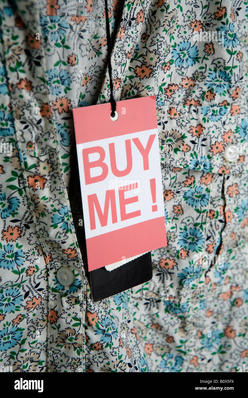 Eine Dame Bluse hängend Preisschild "Kauf mich!" Stockfoto