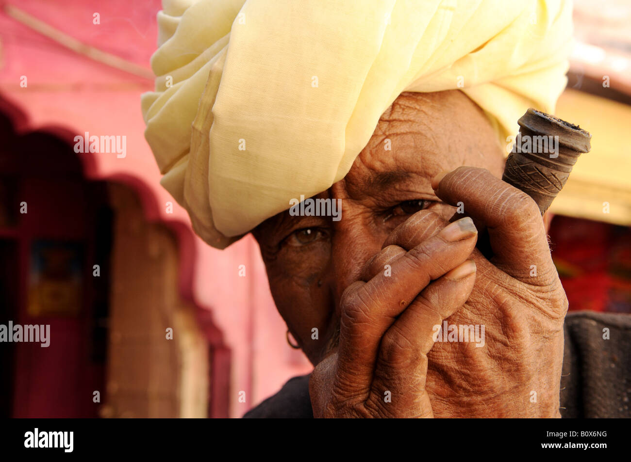 Ein Rajasthani Rajput raucht der traditionellen Chillum in Naguar Rajasthan Indien Stockfoto