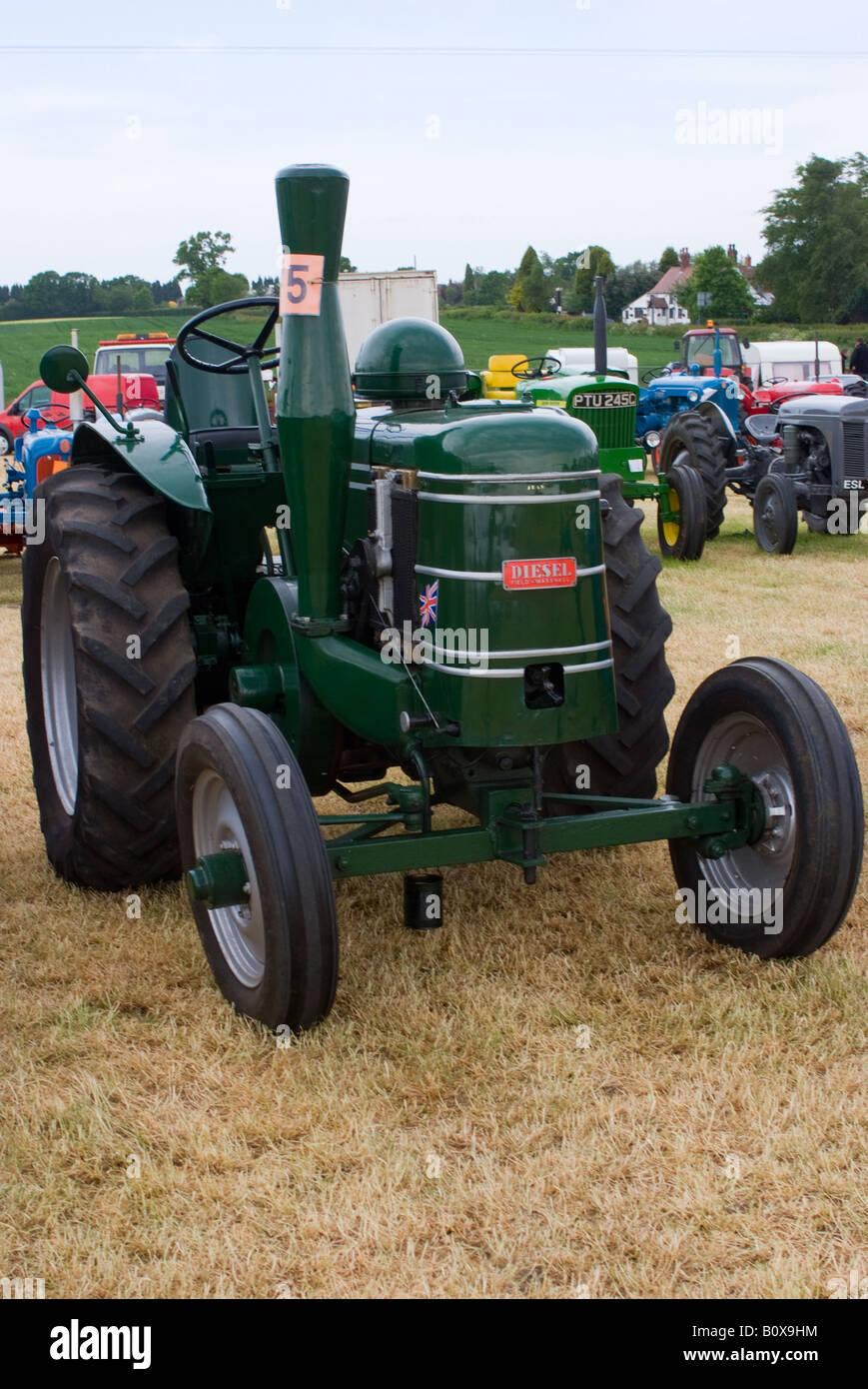 Eine alte Feldmarschall Diesel landwirtschaftliche Zugmaschine bei Smallwood Oldtimer Rallye Cheshire England Vereinigtes Königreich UK Stockfoto