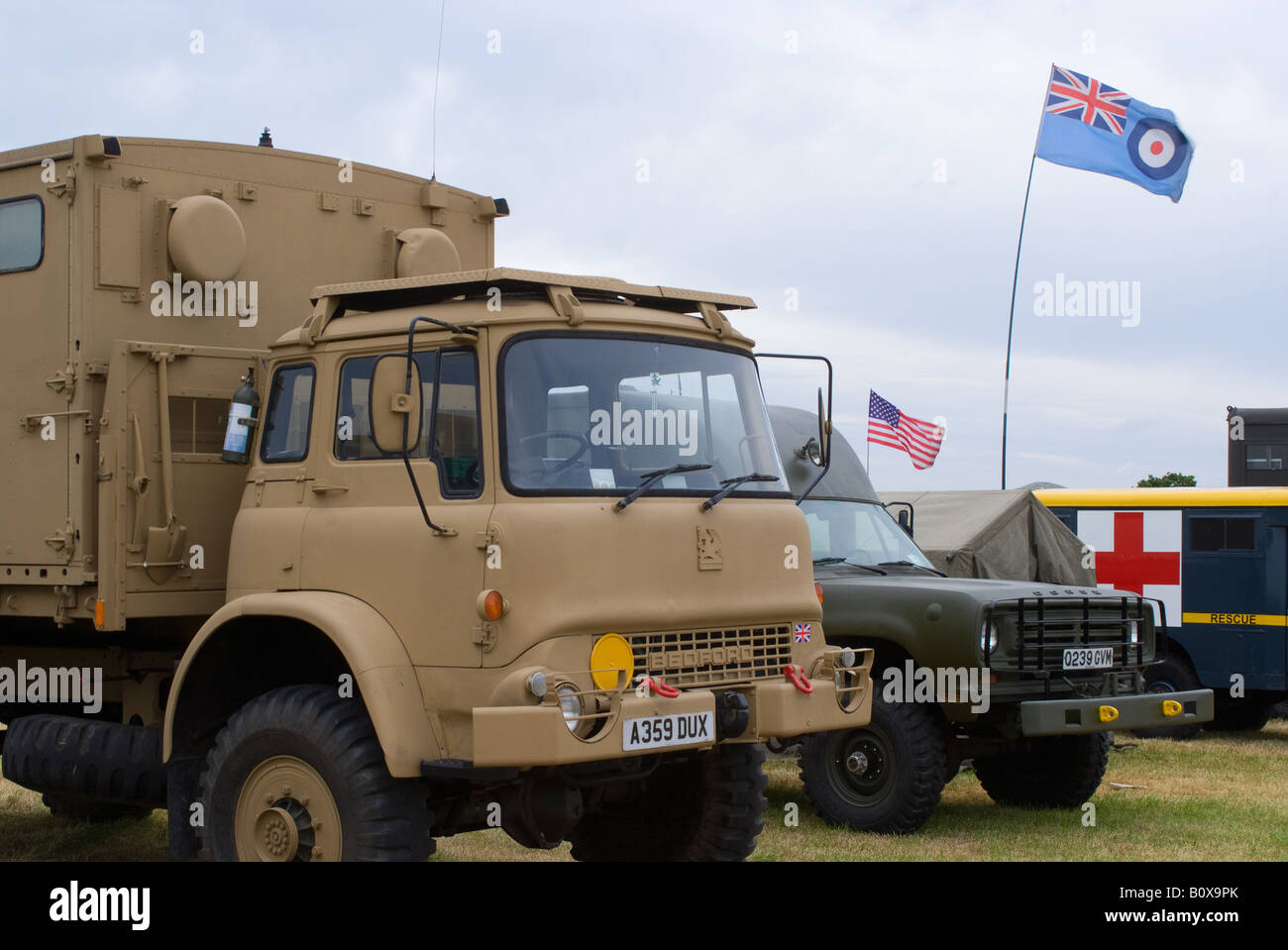 Britische Armee Bedford aller Rad-Antrieb und Dodge American Trucks an Smallwood Oldtimer Rallye Cheshire England Vereinigtes Königreich UK Stockfoto