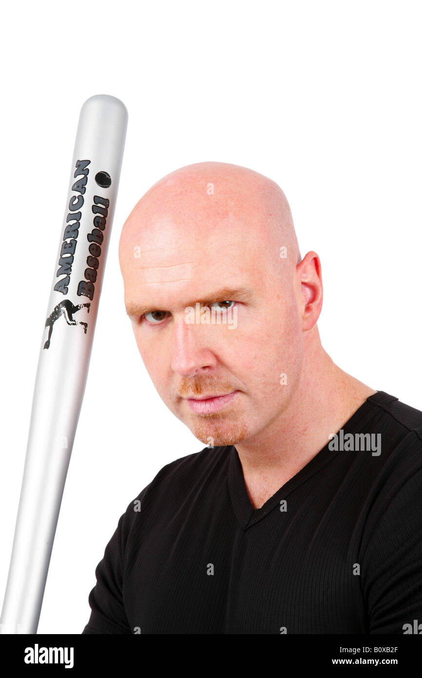 Glatze Mann mit Baseballschläger schelmisch in die Kamera schauen geleitet Stockfoto