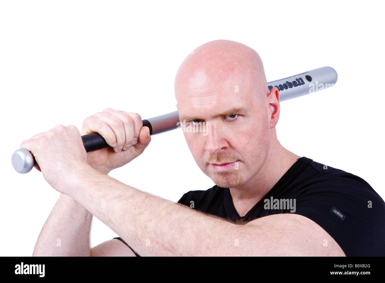 Leitung Glatzkopf mit Baseballschläger in seinen Händen schaut wütend in die Kamera Stockfoto