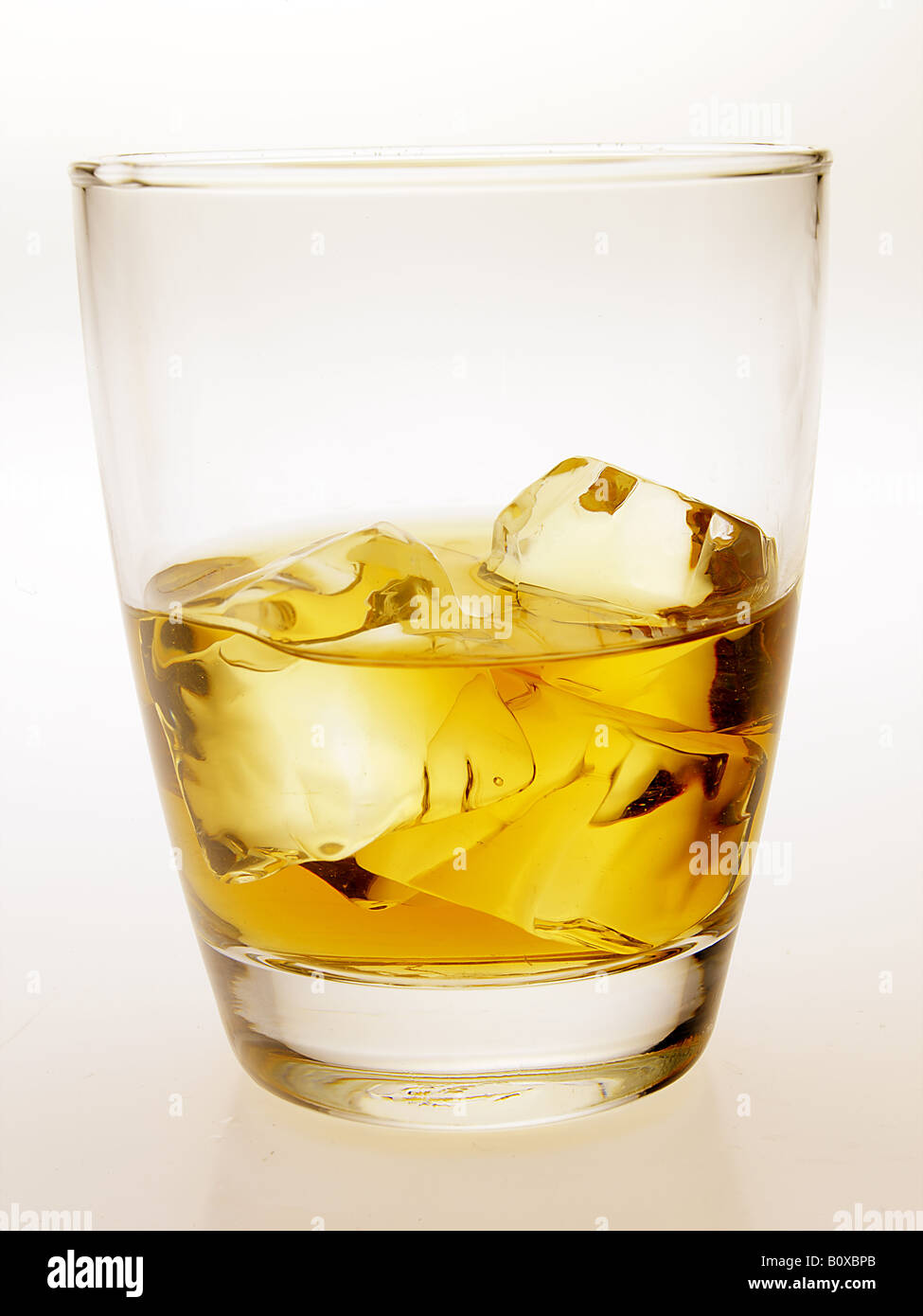 Glas Whisky auf Eis Stockfoto