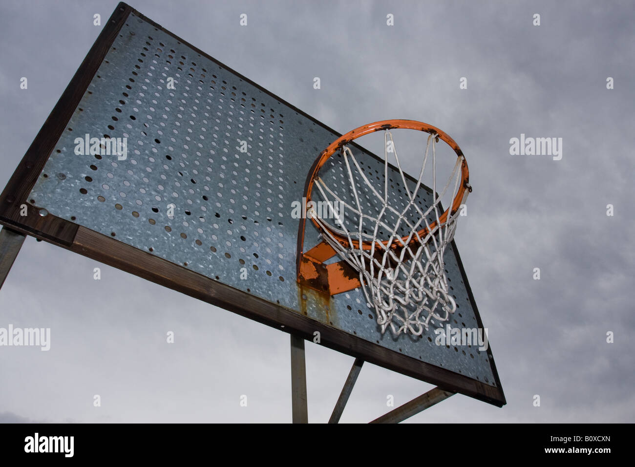 Outdoor-Basketballkorb auf einen städtischen Spielplatz im Freien. Stockfoto