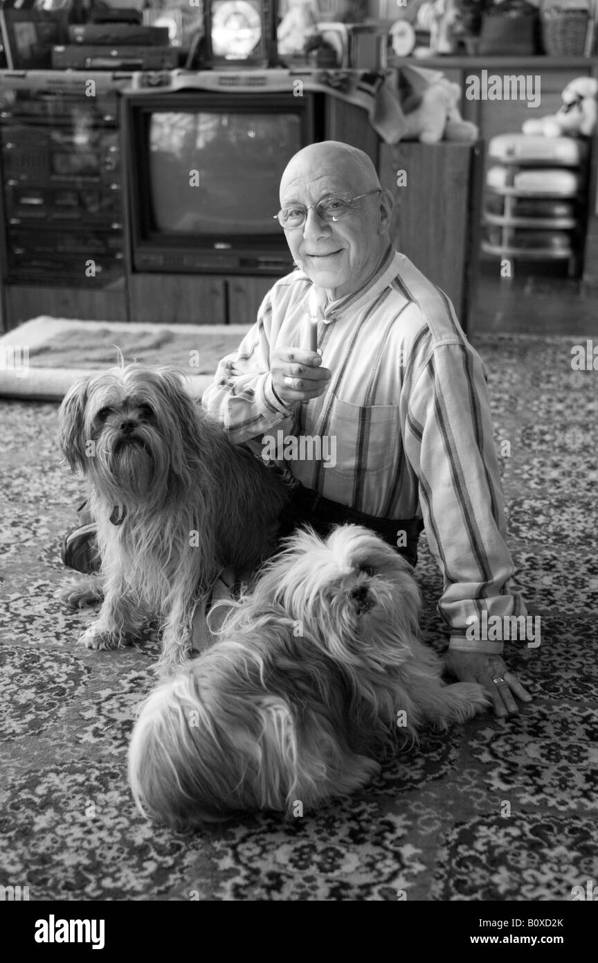 Dr. Bernie Seigel Autor zahlreicher Selbsthilfe und Empowerment Bücher in seinem Connecticut Home USA gezeigt. Stockfoto