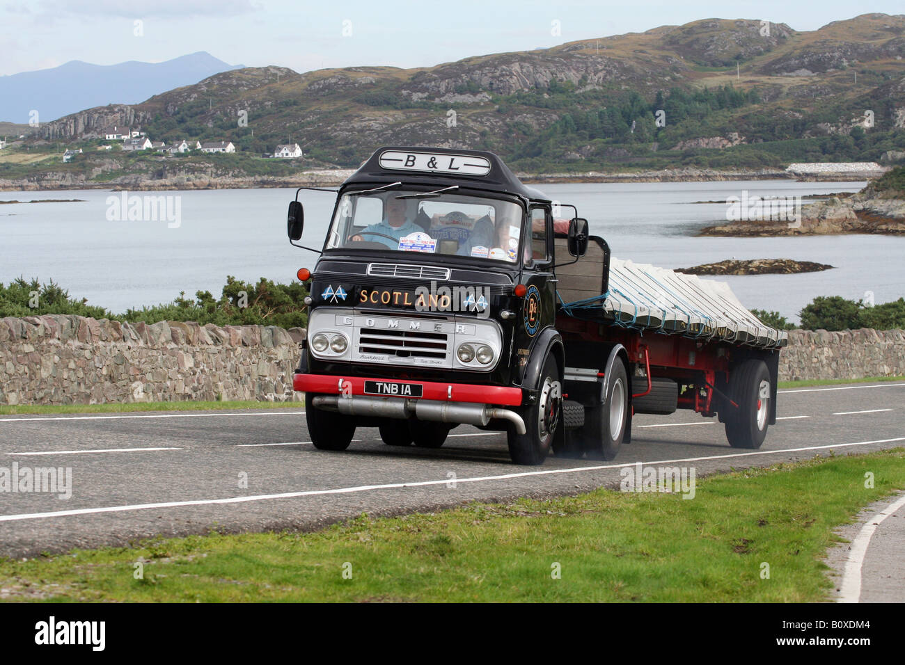 Bild zeigen Neil Bollan 1962 Commer TS3 angetriebene Zugmaschine und Boden-Trailer auf der Skye Bridge gesehen Stockfoto