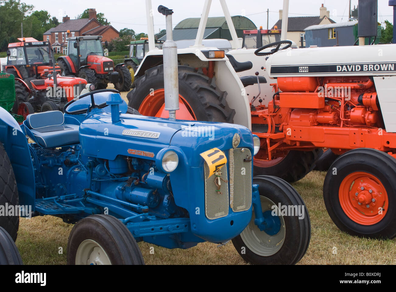 Alten Case David Brown und Fordson Dexta Traktor bei Smallwood Oldtimer Rallye Cheshire England Vereinigtes Königreich UK Stockfoto