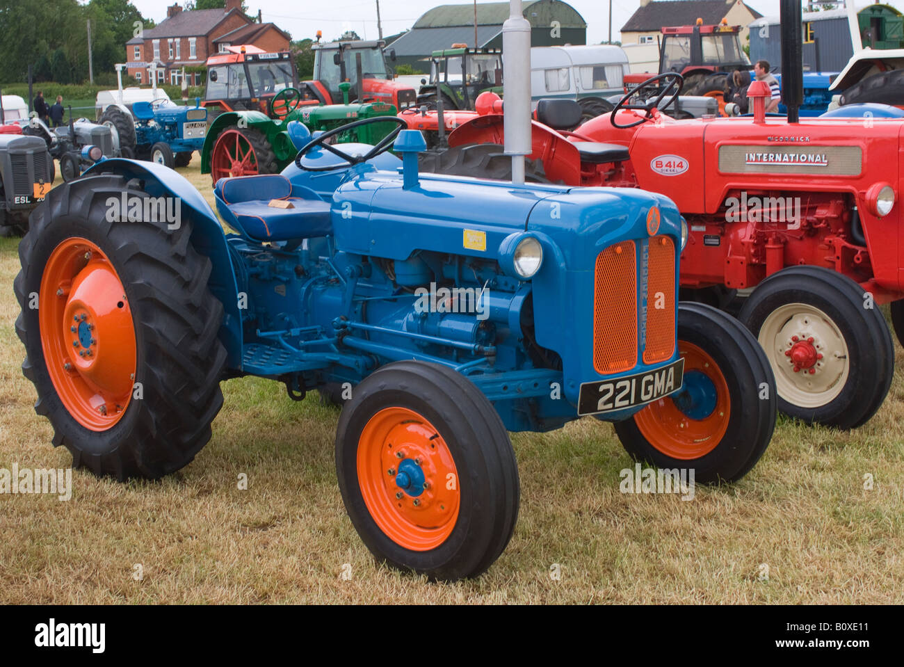 Alten McCormick International und Fordson Dexta Traktor bei Smallwood Oldtimer Rallye Cheshire England Vereinigtes Königreich UK Stockfoto